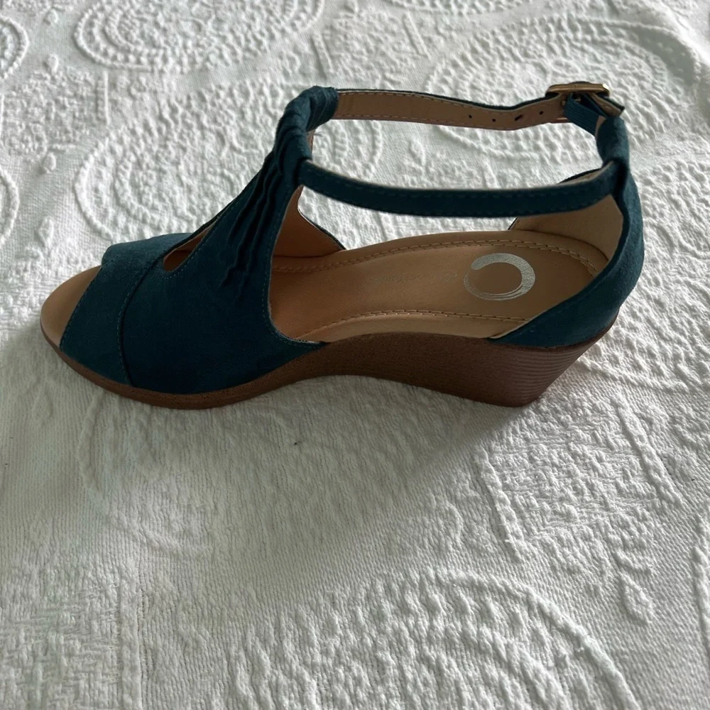 Journey Collection Women Blue Kenzie Comfort Soles, Wedge Sandals, Size 61/2 M .